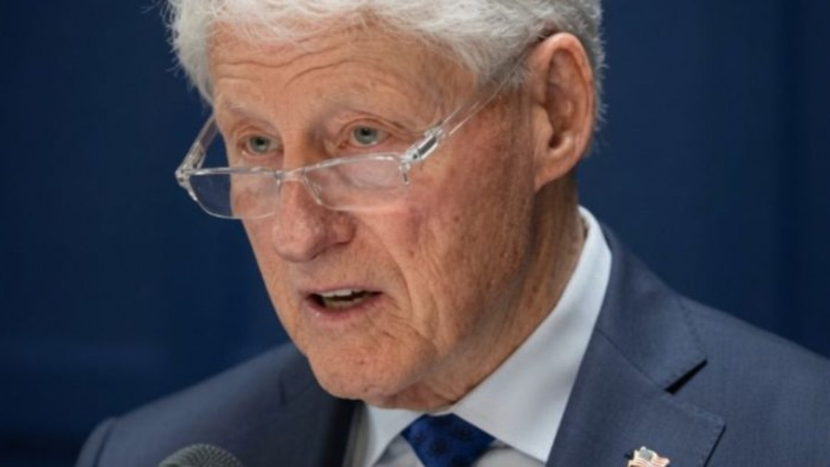 Bill Clinton viral headline fact-check speaking at podium with glasses