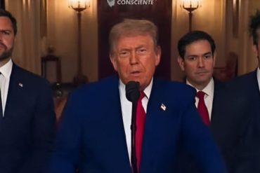 Political leader speaks at podium during Iran deal negotiations press conference with advisors