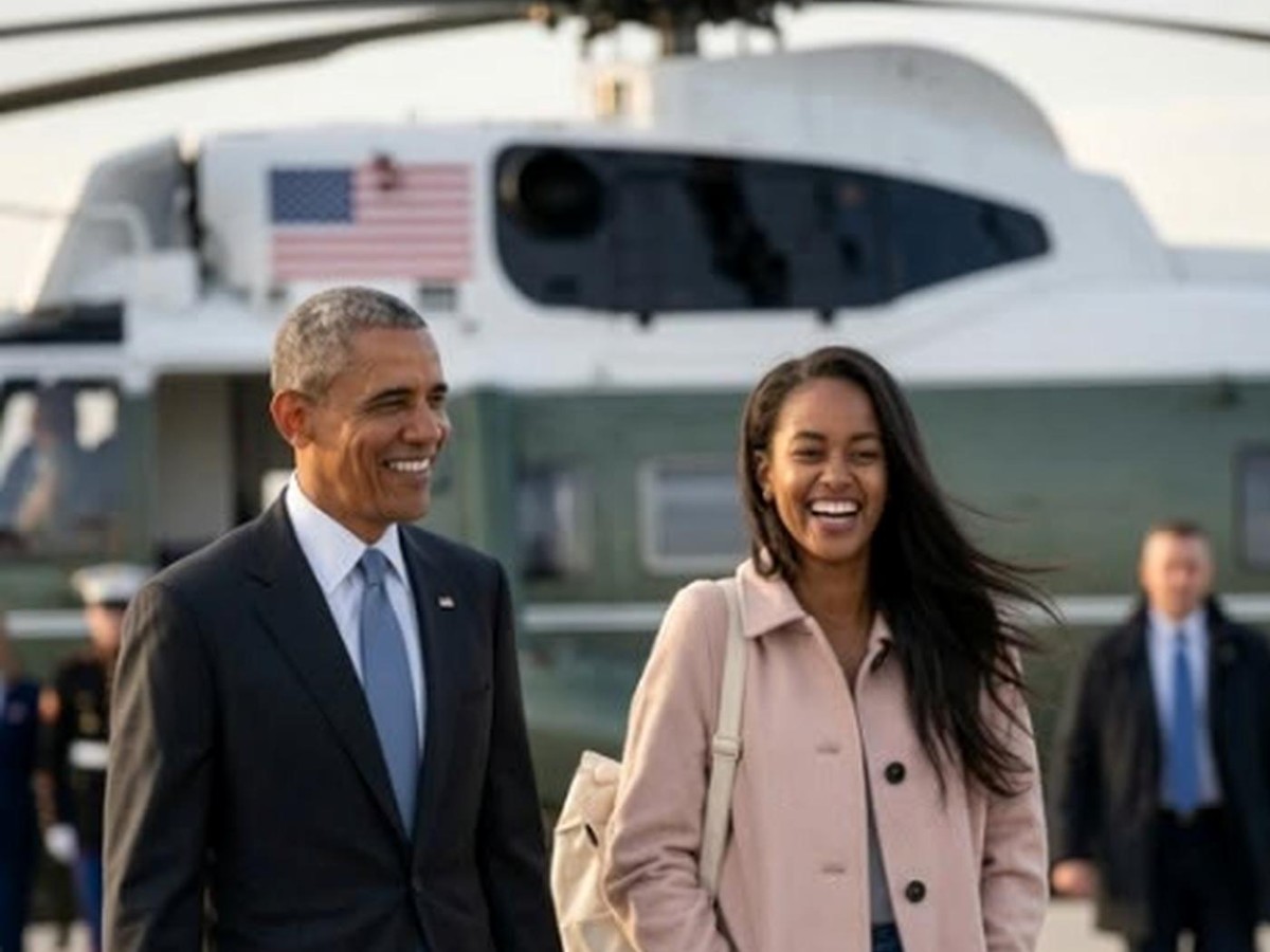 Malia Obama career announcement moment with official at helicopter
