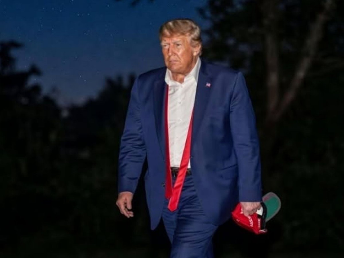 Trump late-night sighting with mysterious object in hand at night