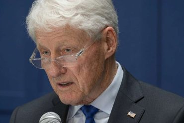 Bill Clinton admits that she tested positive for COVID-19 during press conference with microphone