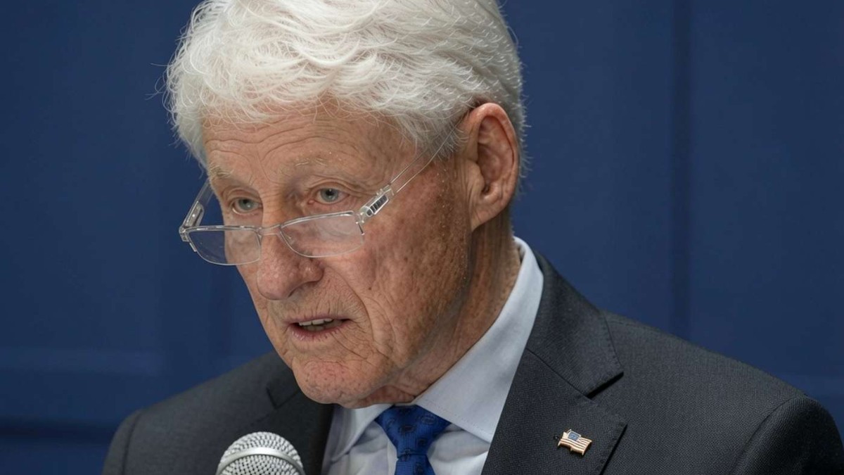 Bill Clinton admits that she tested positive for COVID-19 during press conference with microphone