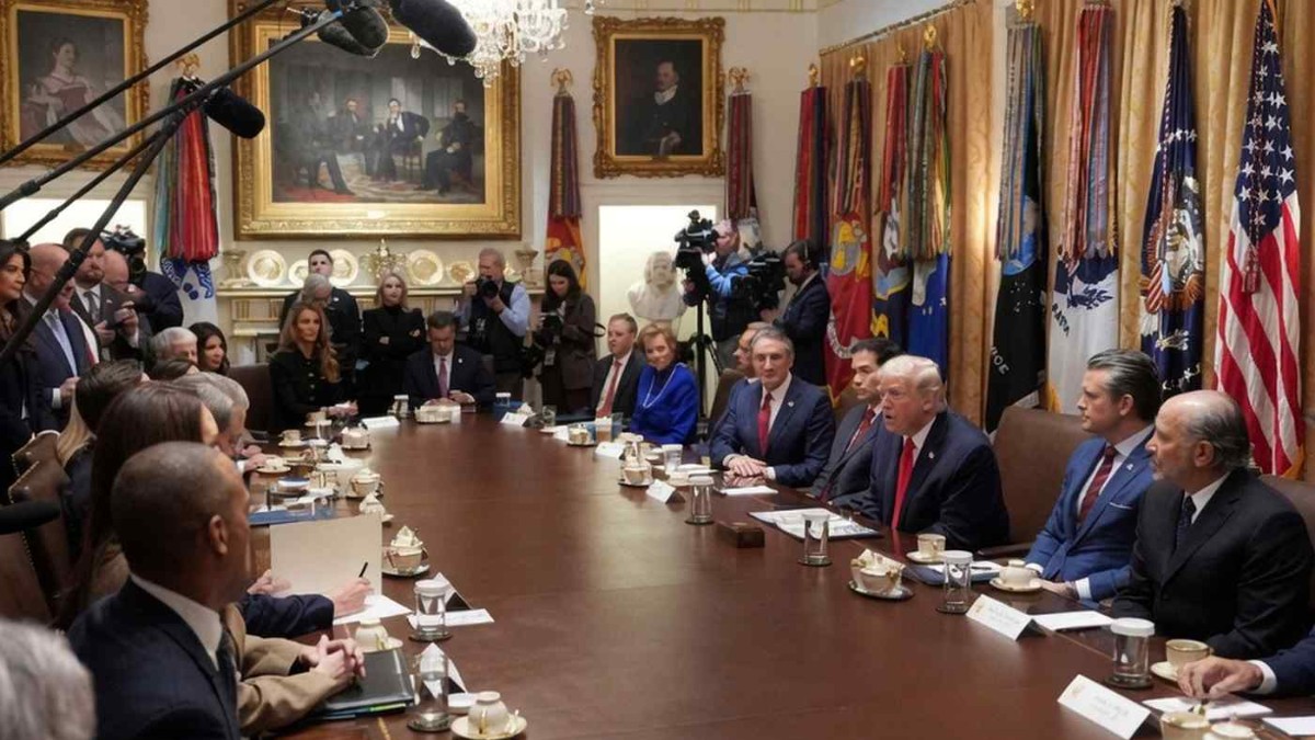 Top diplomat in Trump admin leaving State Dept during formal cabinet meeting in ornate government room